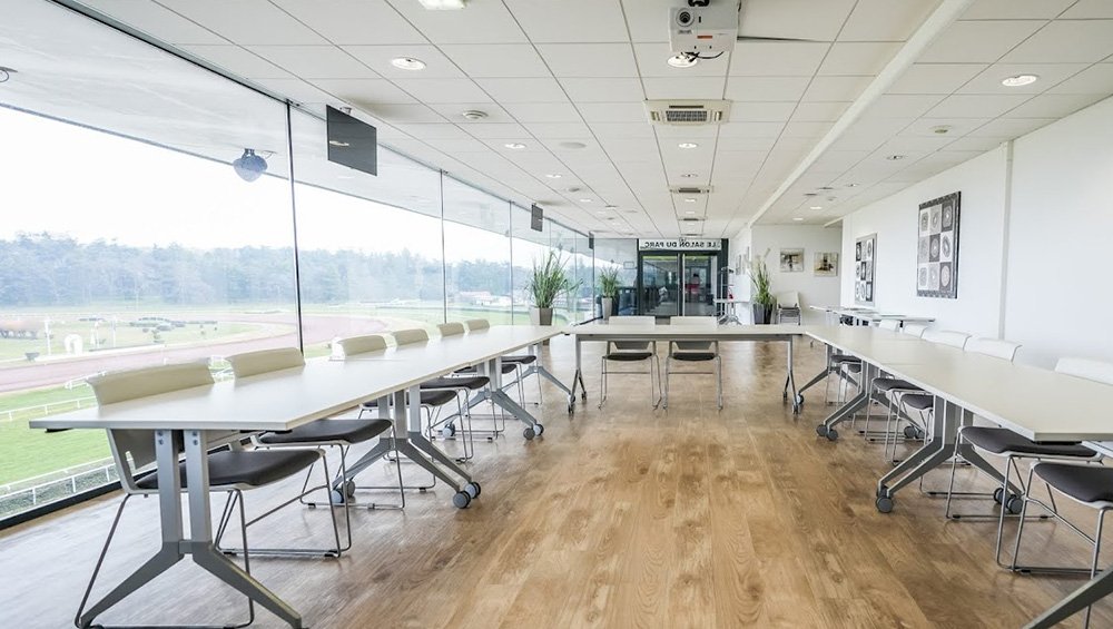 Salle séminaire vue sur champ de course, hippodrome Parilly Bron
