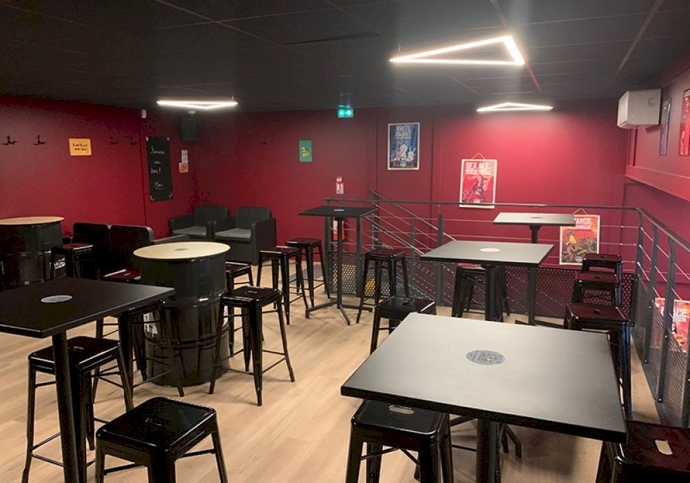 Mezzanine privatisable avec vue sur le bar – espace idéal pour groupes