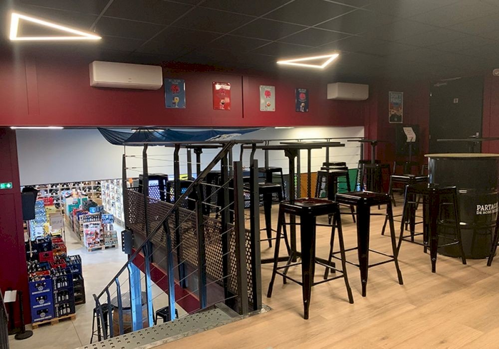 Salle principale avec terrasse – lieu modulable pour événements à Limonest