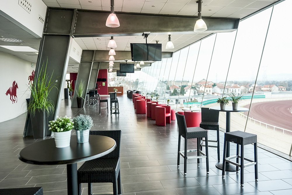 Grande salle de réception vue sur hippodrome Carré de Soie Lyon
