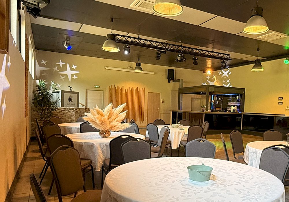 Salle de réception L'Artizanale en configuration banquet – Pont-Évêque – Vienne