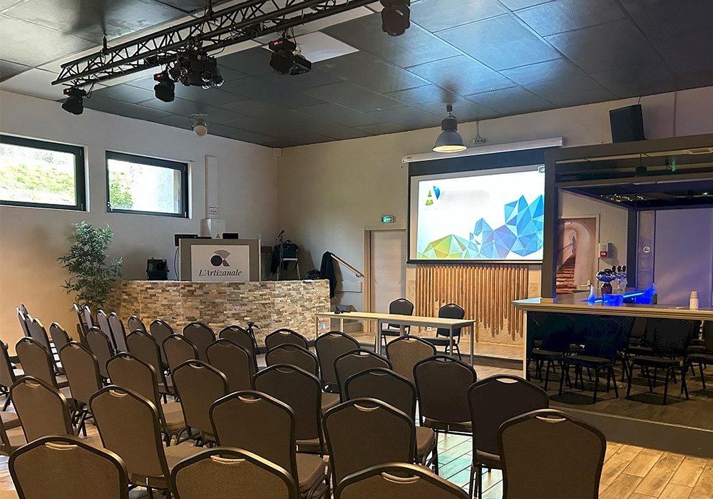 Salle de conférence L'Artizanale avec écran de projection – Pont-Évêque près de Lyon