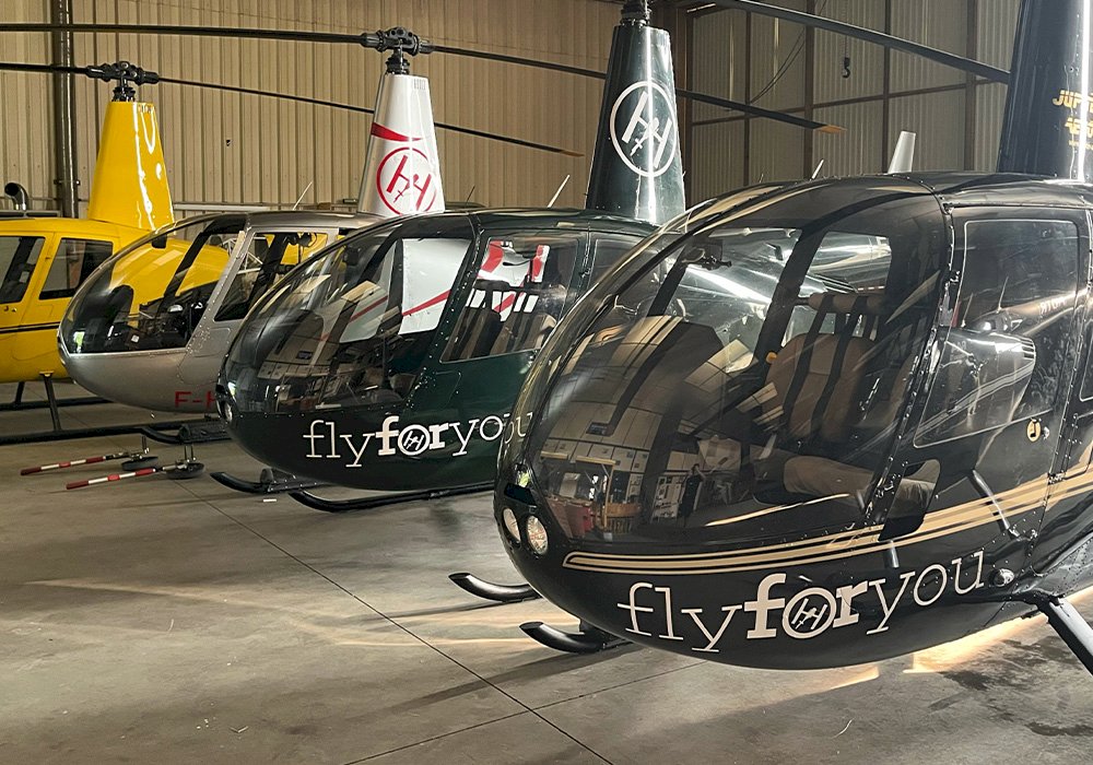 hélicoptère au sol dans le hangar