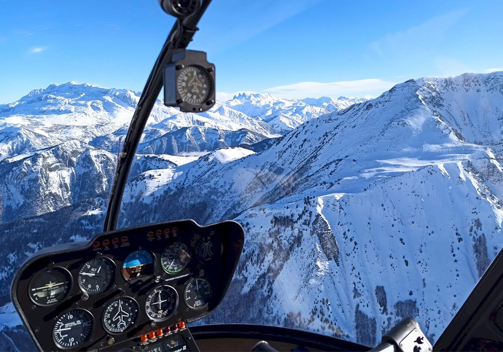 en vol au dessus des montagne dans l'hélicoptère